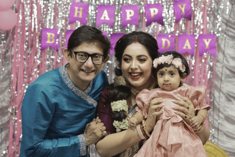 একরত্তি মেয়েকে নিয়ে প্রথম বিদেশ সফরে কাঞ্চন-শ্রীময়ী। মা ও বাবার সাথে কোথায় চললো ছোট্ট কৃষভি?