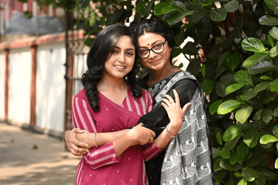 বেড়াতে গিয়ে ডাকাতদের নিগ্রহের শিকার মিঠি, কী হবে মিঠি কৃষাণুর সম্পর্কের পরিণতি ? মেয়েকে নিয়ে কোন আশঙ্কায় কমলিনী এটা কী আরও বড়ো কোনো ঝড়ের পূর্বাভাস ?